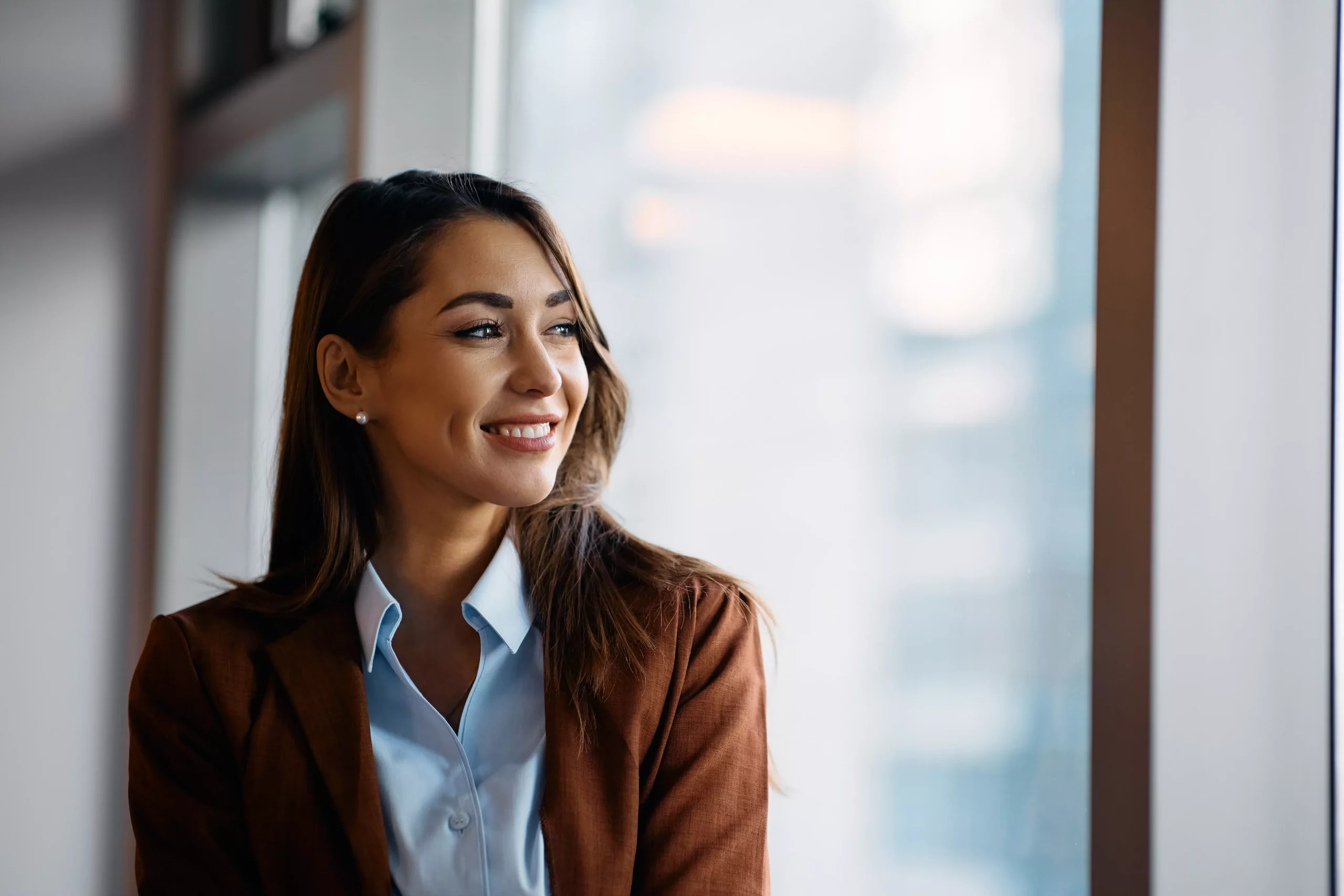Femme souriante CEO qui travaille dans son entreprise